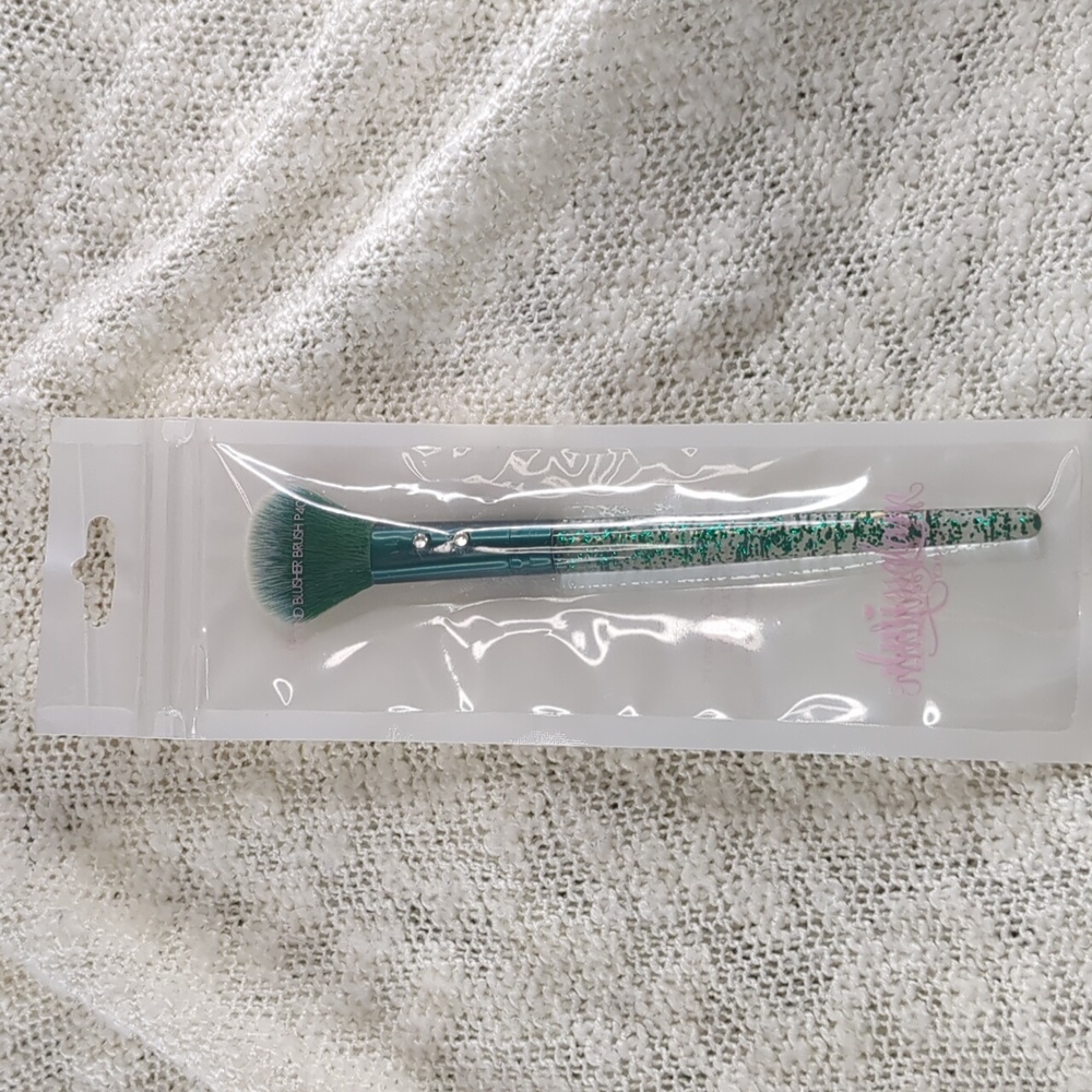 SLMISSGLAM P40 Round Blusher Brush in original sealed packaging.